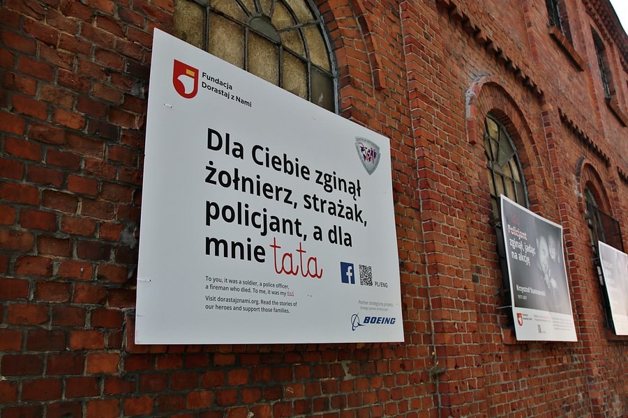 Wystawa „Dla Ciebie zginął żołnierz, strażak, policjant, a dla mnie TATA” w Lesznie