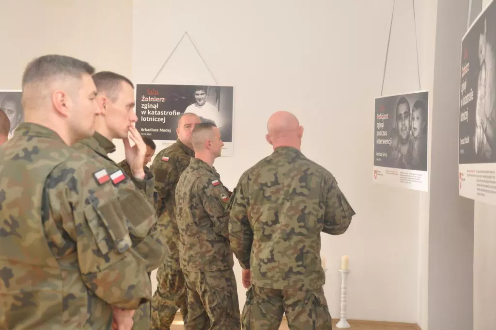 Wystawa „Dla Ciebie zginął żołnierz, strażak, policjant, a dla mnie TATA” w 5. lubuskim pułku artylerii